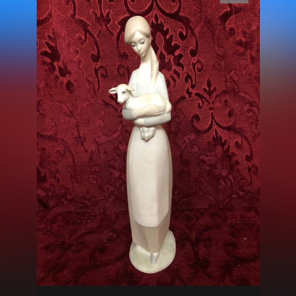 LLADRO RARE “Girl with Lamb” #4505 authentic matte finish 1969 retired 1991.